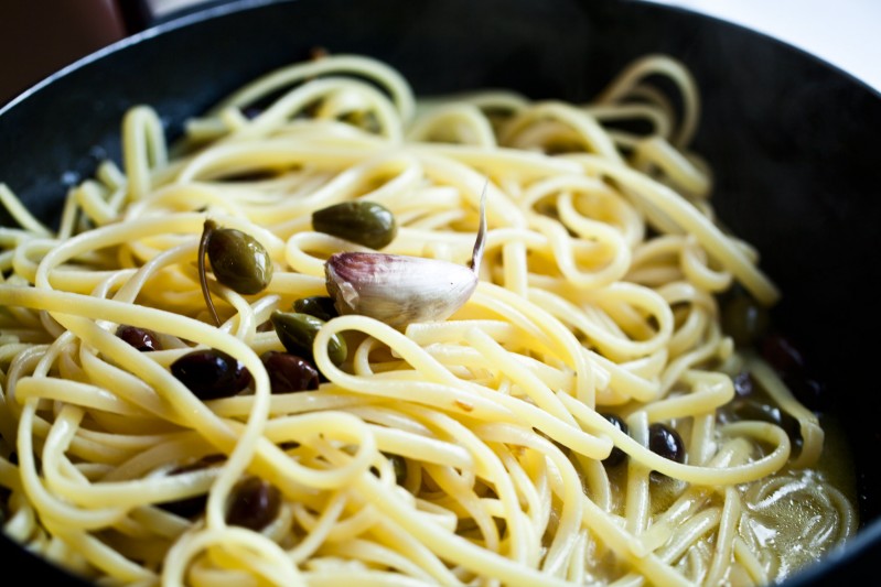 Linguiny s olivami Taggiasca, kaparami a strouhankou