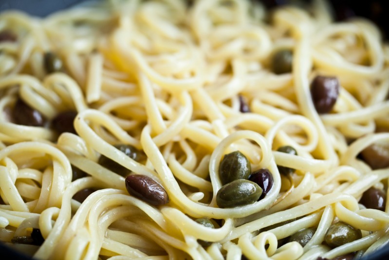 Linguiny s olivami Taggiasca, kaparami a strouhankou