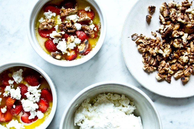 Teplý jahodový dezert inspirovaný řeckou kuchyní