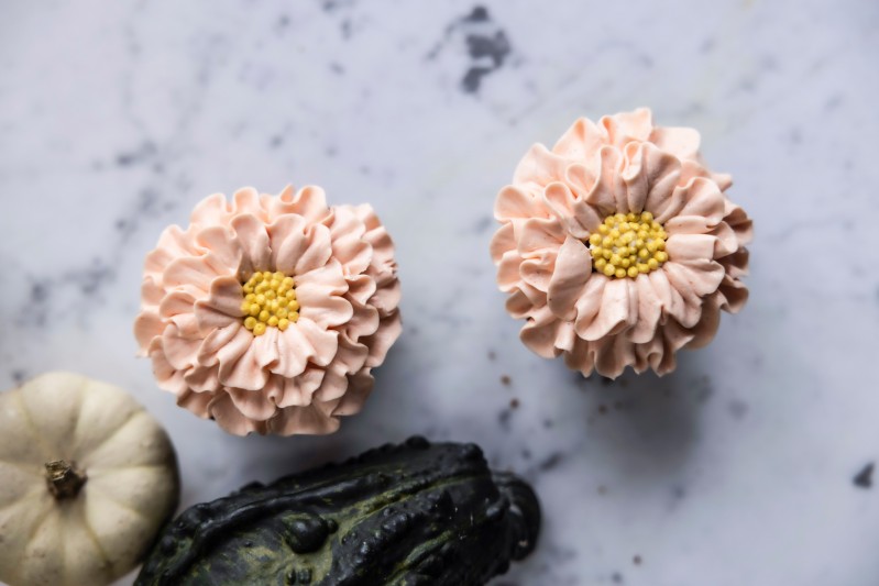 Dýňový květinový cupcake